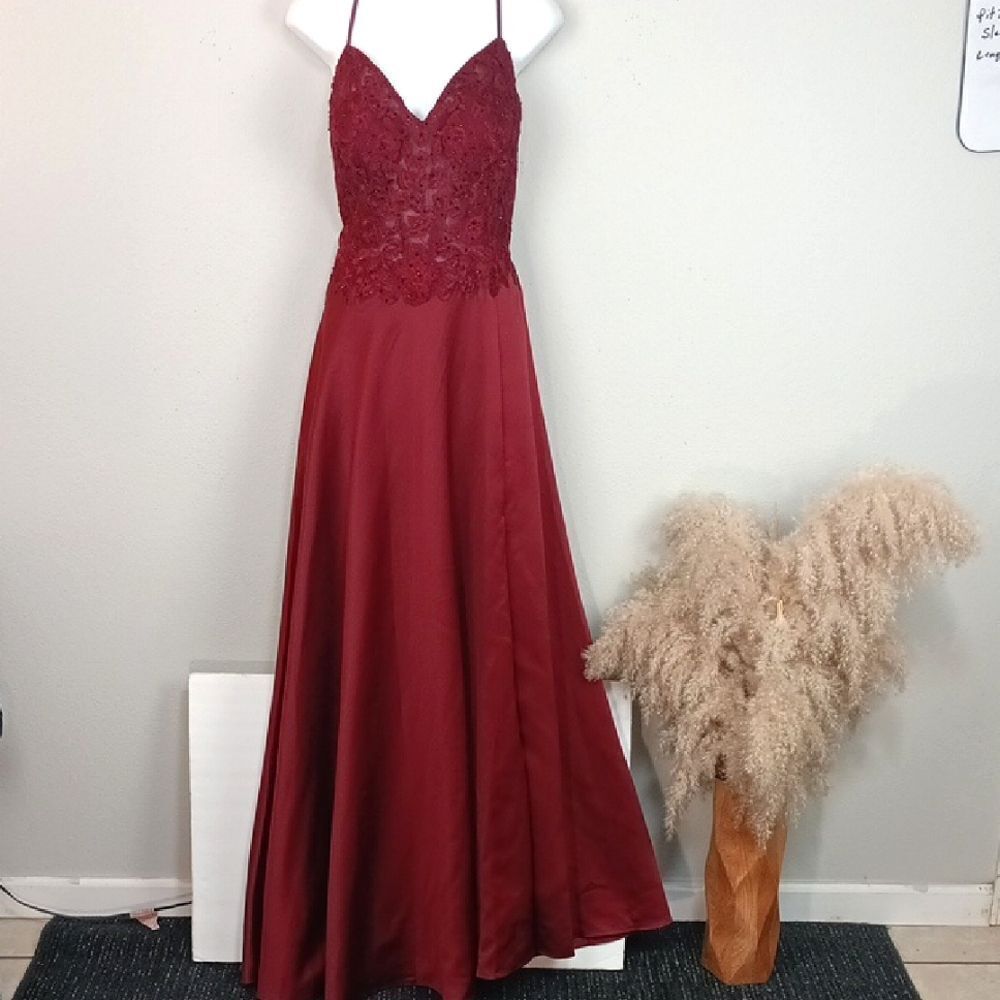 Blondie Nites Elegent cherry Red Satin/embrodery V Neck Evening Gown sz 15 Fairy